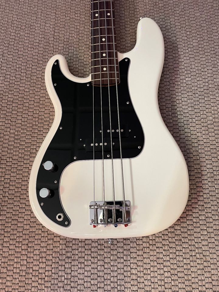 Fender Precision Bass Linskhänder // Traditional '60 RW Arctic Wh in Potsdam