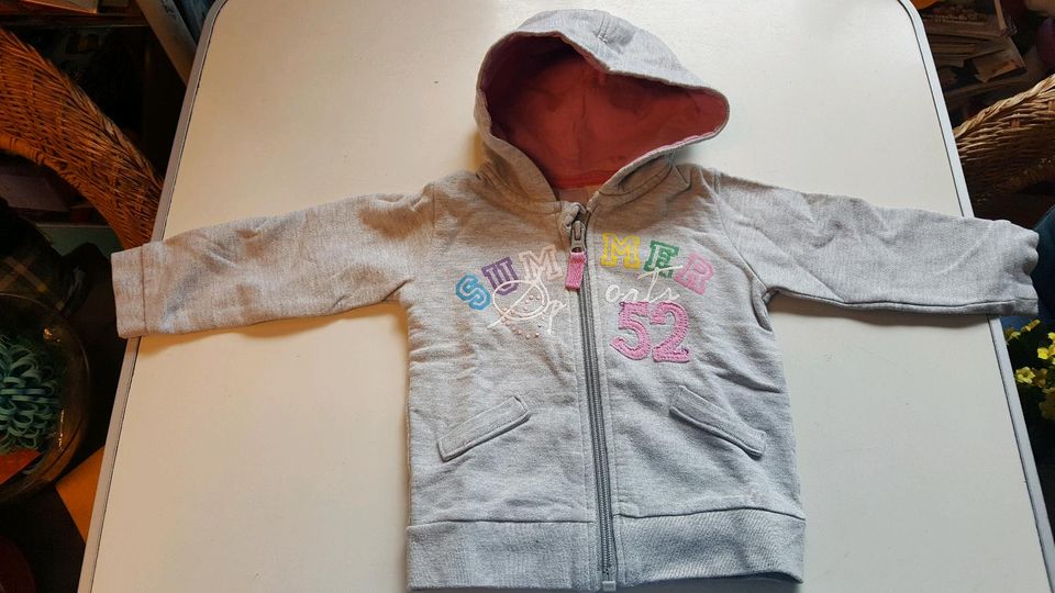 Kapuzen-Sweatjacke hellgrau mit bunter Schrift Gr. 74 Babyclub in Bergisch Gladbach