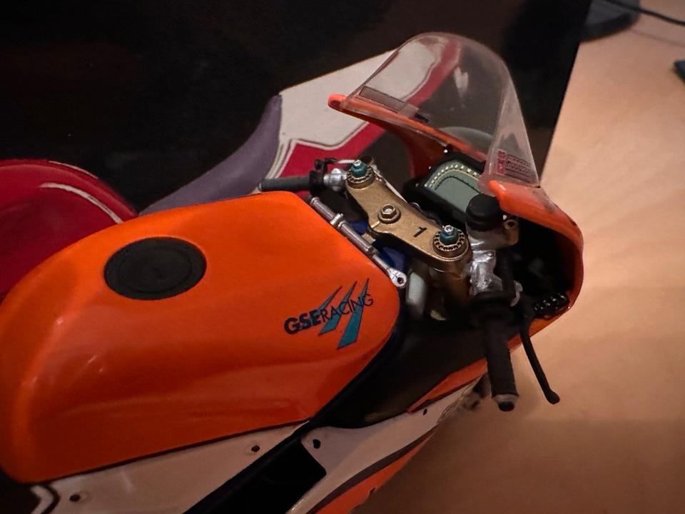 Ducati 998 F01 Superbike 2002 Neil Hodgson Minichamps 1:12 Ducati 998 F01 Superbike 2002 Neil Hodgson Minichamps 1:12