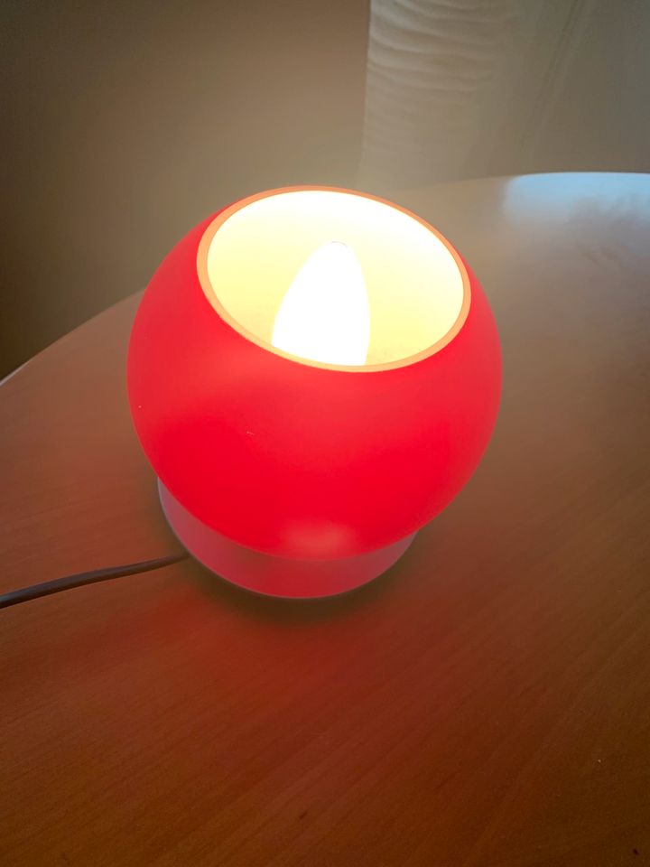 Sehr schöne Nachttischlampe rot 15 cm hoch, ca 14 cm Durchmesser in Göppingen