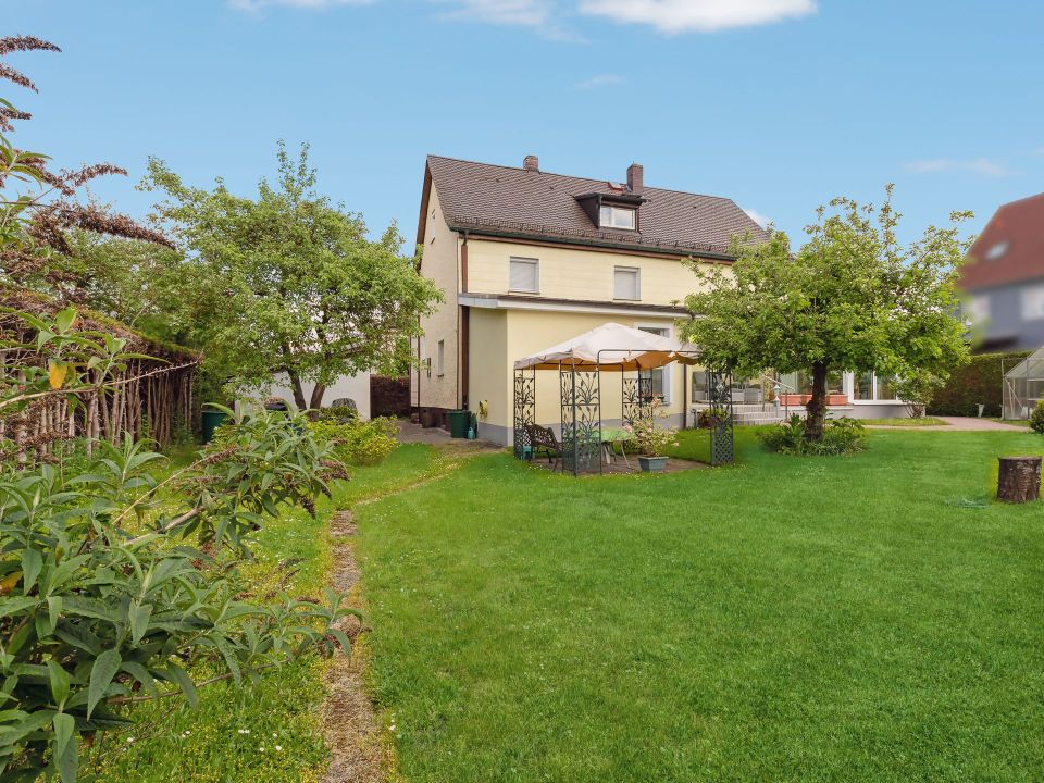 Gepflegtes Ein-/Zweifamilienhaus mit schönem Garten im begehrten Regensburger Westen in Regensburg