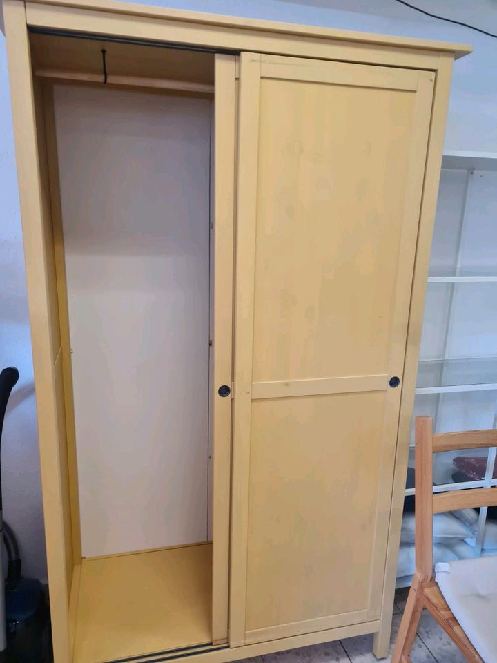 Ikea Hemnes Kleiderschrank Schrank gelb gebeizt Lieferung möglich in Berlin