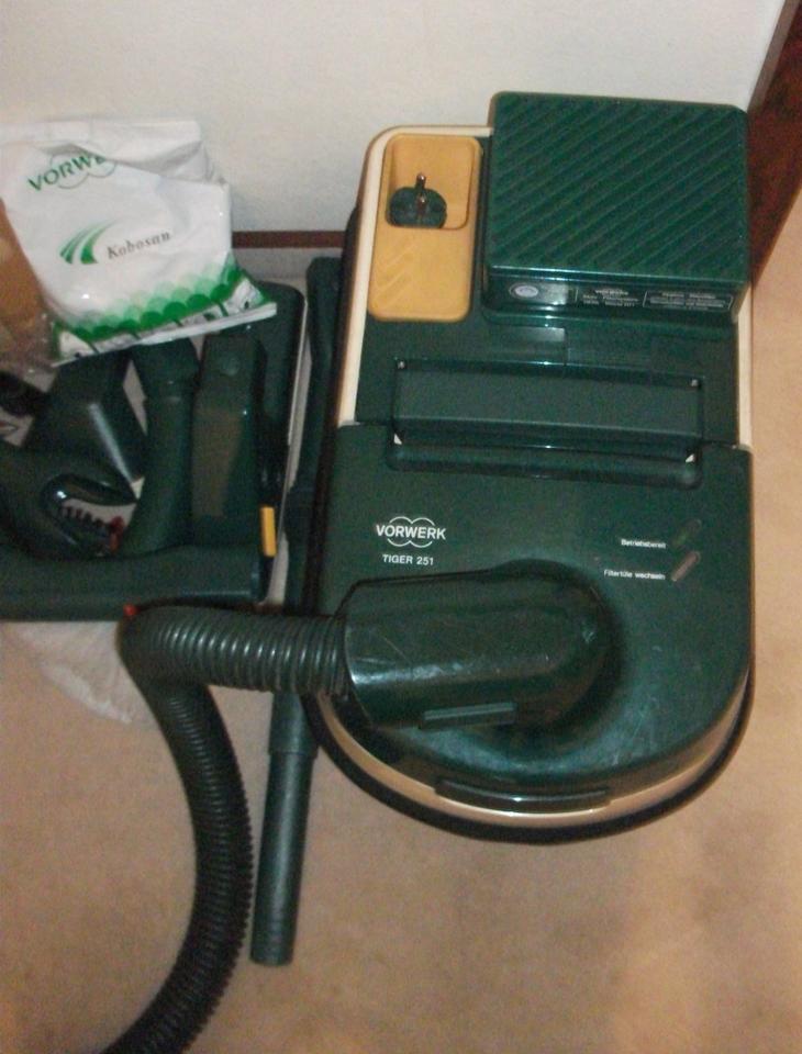 Vorwerk Bodenstaubsauger Typ Tiger 251 mit viel Zubehör in Kelkheim