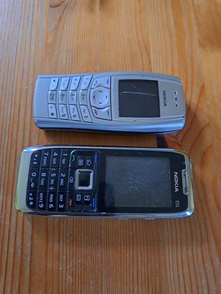 Zwei alte Nokia Handys in Neu-Eichenberg