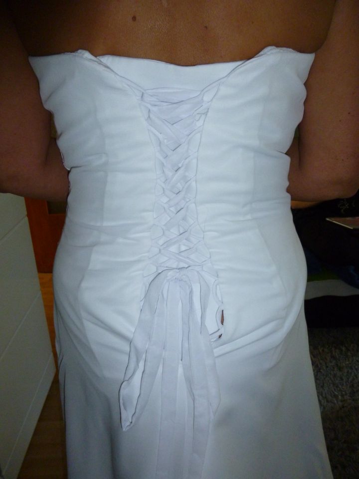 Hochzeitskleid mit langer Schleppe in Erftstadt