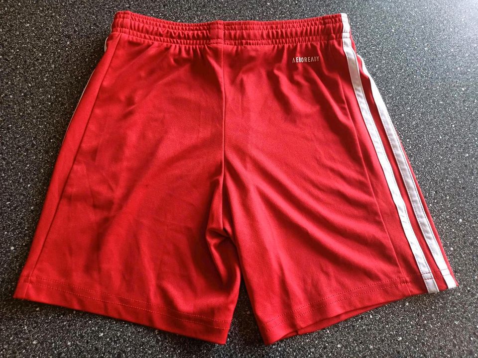 Orig. Adidas Hose, kurz, Gr. 140, rot in Penzing