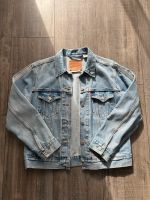 Levis Jeansjacke mit Steinchen Niedersachsen - Lingen (Ems) Vorschau