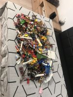 Tische voller Playmobile etwas Lego und anderes Plastikspielzeug Hessen - Liederbach Vorschau
