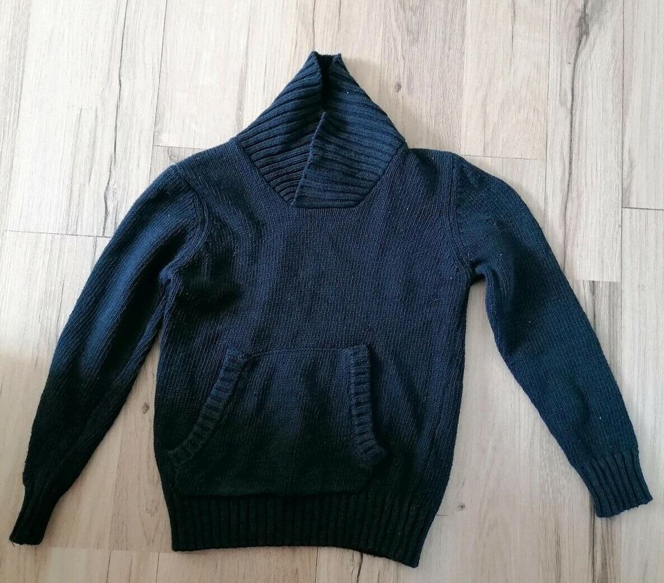 Schicker pullover Jungen Größe 98 strick mit Bauchtasche in Leipzig