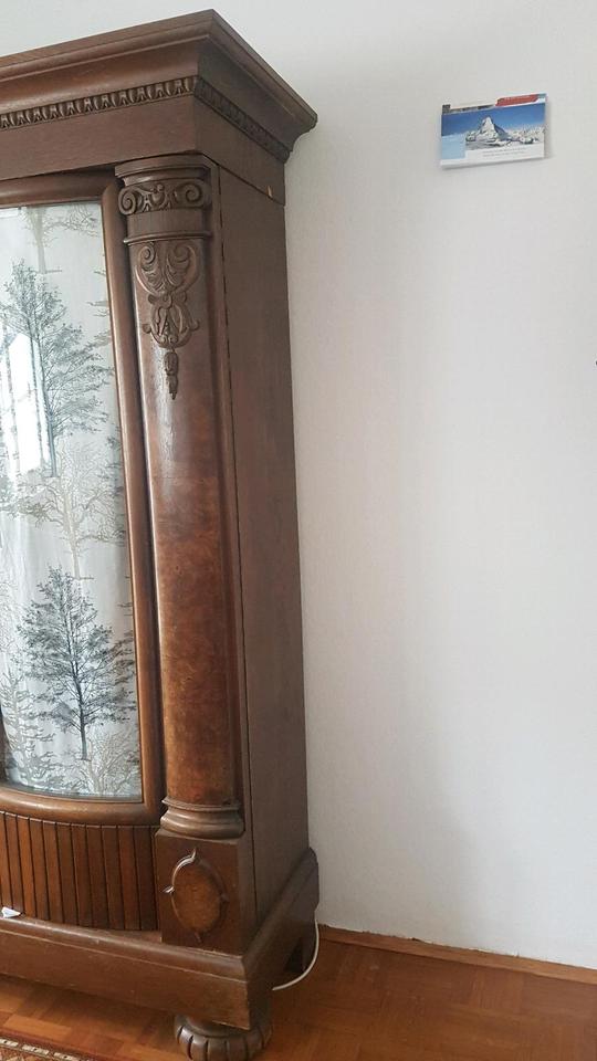 schöner massiver Holzschrank mit zwei Glastüren | Schrank Holz in Erlangen