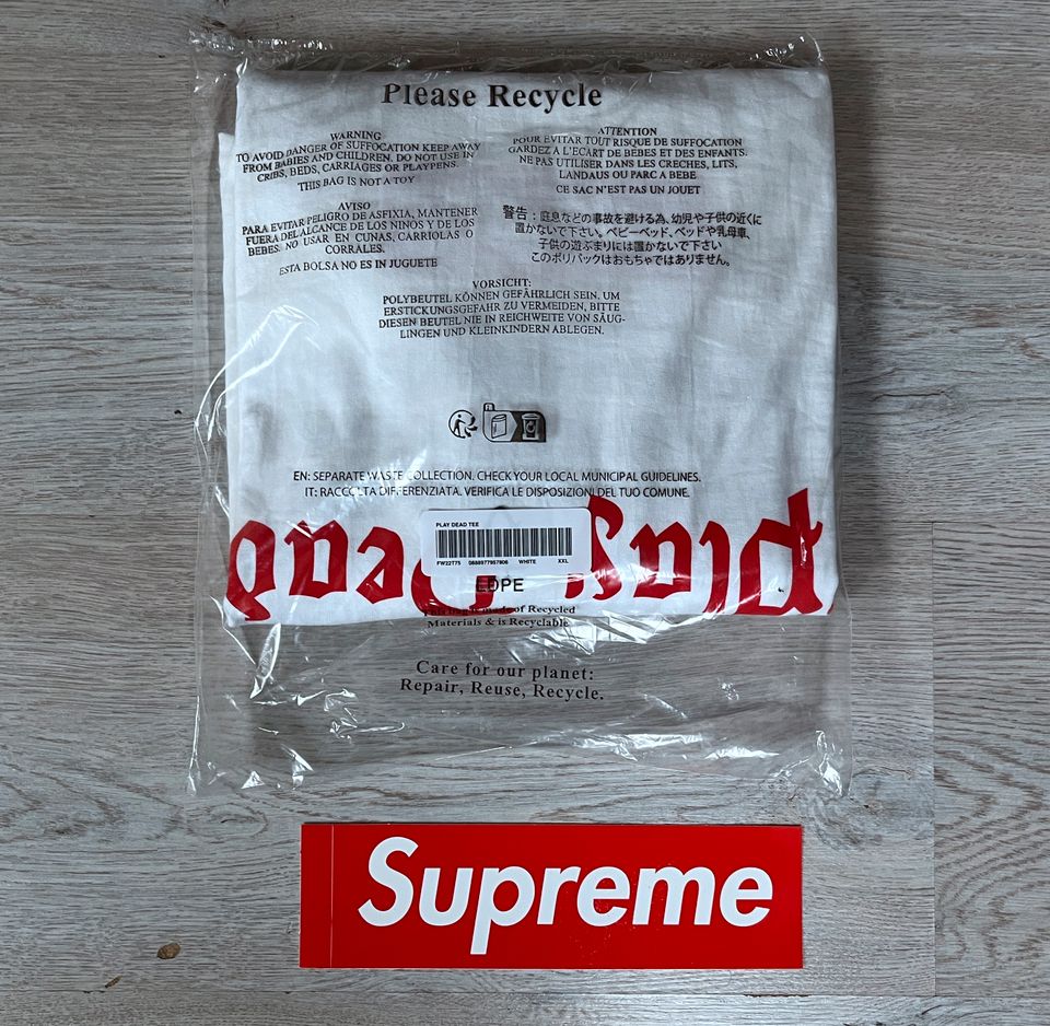 Supreme Play Dead T Bogo in XXL in Überherrn