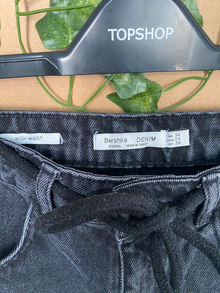 Bershka shorts schwarz mit weißen streifen hipster in München