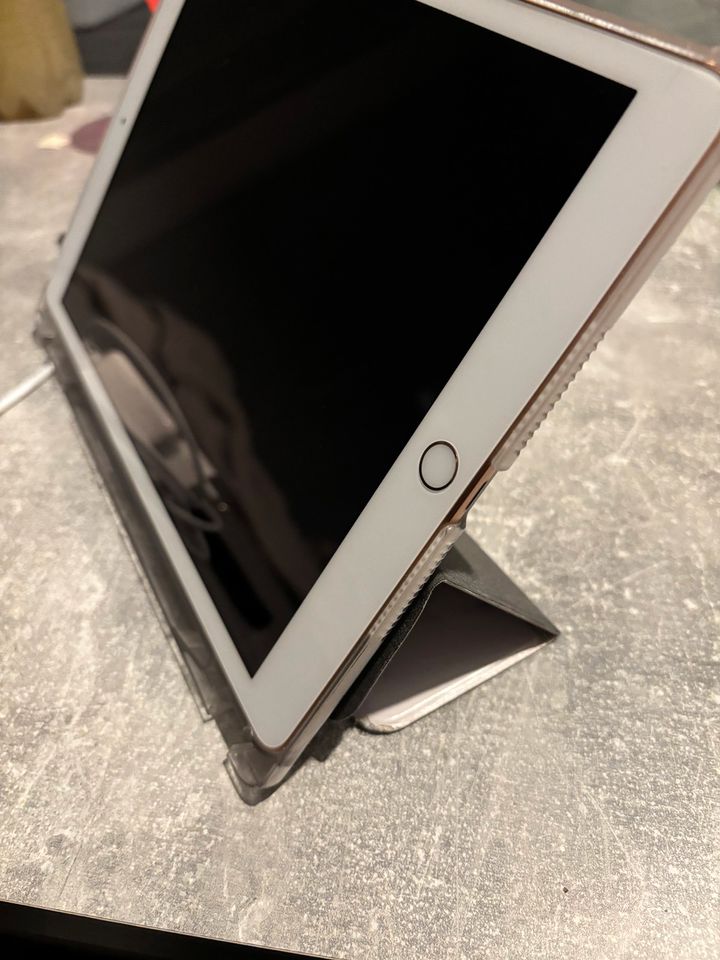Apple iPad 7. Generation Rosé Gold 32 GB mit Hülle in Reichertshofen
