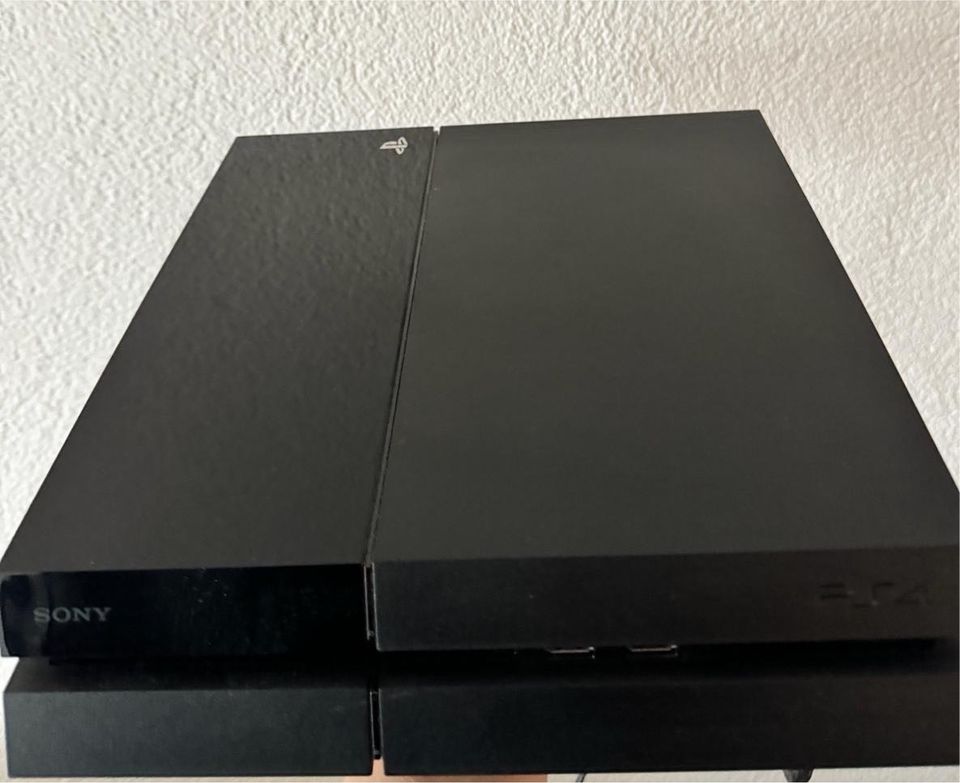 Ps4 mit 2 Controller in Neckarsulm