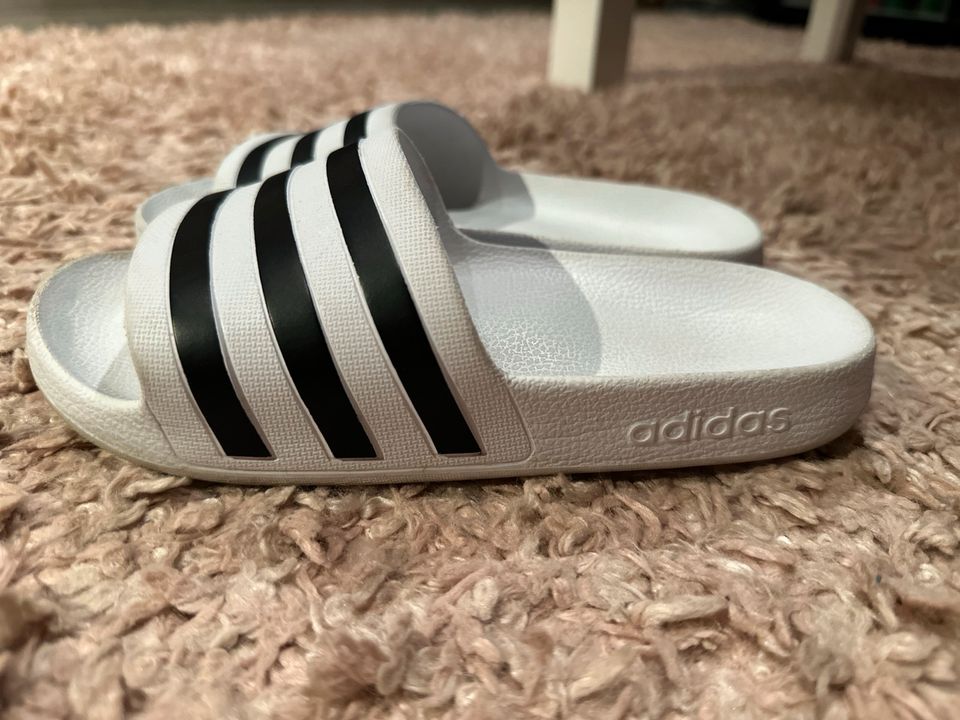 Adidas Schlappen in Kalkar