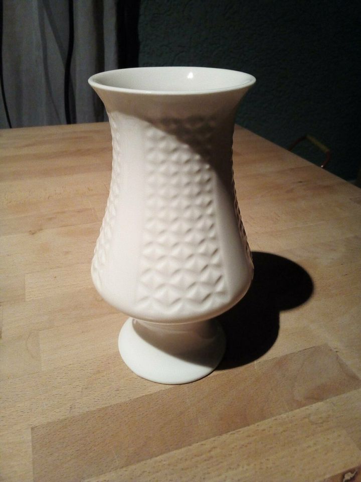 Bareuther Vase weiß Höhe ca. 19 cm sehr guter Zustand in Ebstorf