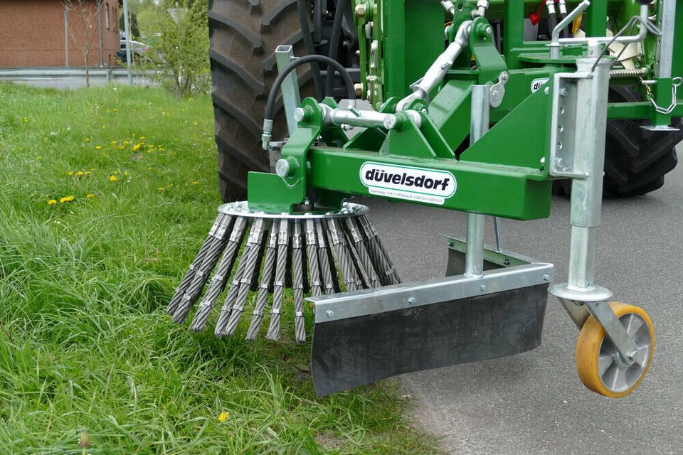 Düvelsdorf Wildkrautbesen Unkrautbürste für Traktor Frontlader in Berlin