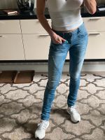 Jeans Hosen Damen  Fit  Größe 26 Guess / Blau Getragen Hamburg - Wandsbek Vorschau