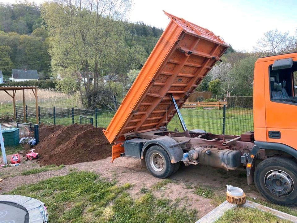 Liefern  von Kies, Sand, Schotter, Gartenerde, Splitt etc. in Beckingen