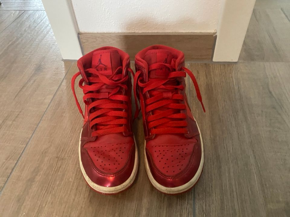 Jordan Schuhe 1 mit glänzend roter Farbe in Roth