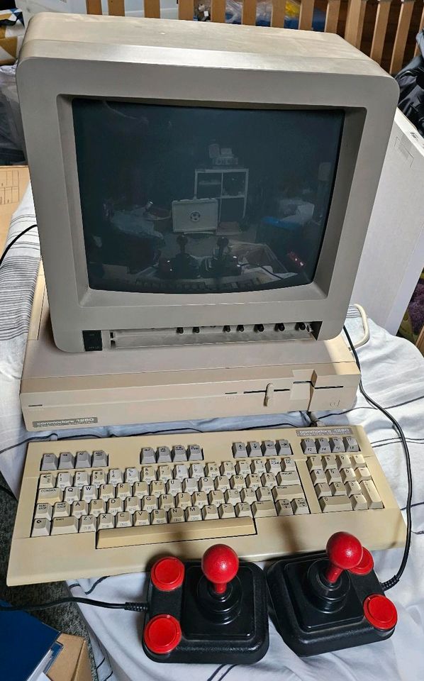 Commodore C128D Inkl. Monitor und 2 Joysticks in Hofheim am Taunus