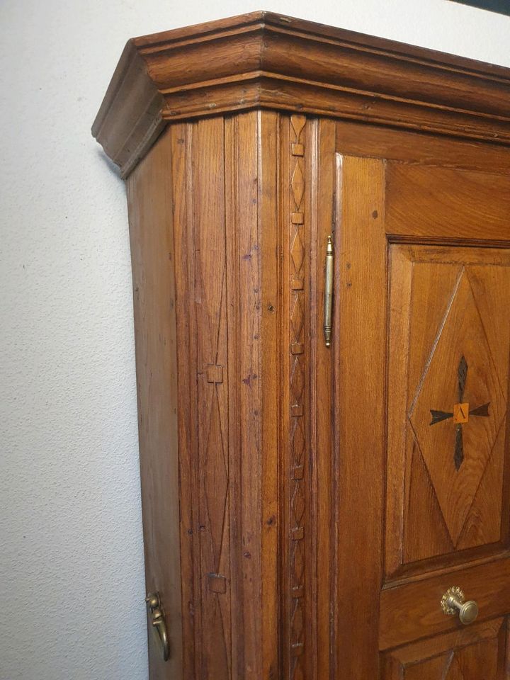 Biedermeier Möbel Eiche  Jugendstil Antik Wäscheschrank Schrank in Zellingen