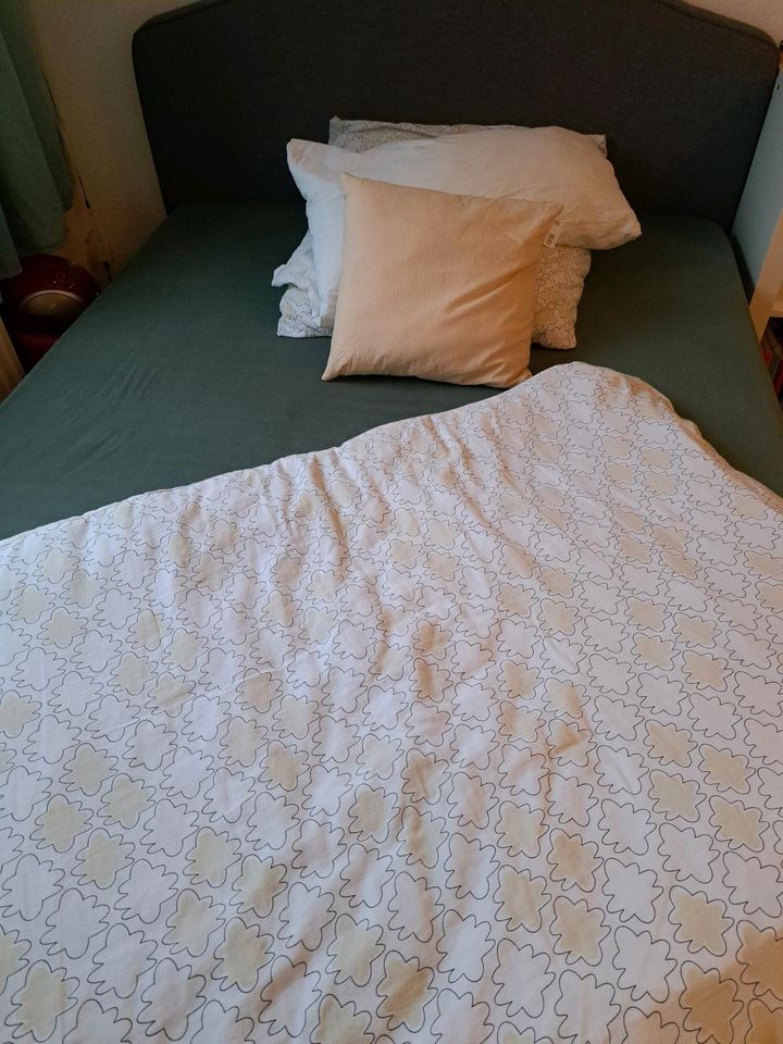 Wunderschönes Bett inklusive Lattenrost. Super Preis! in Rösrath