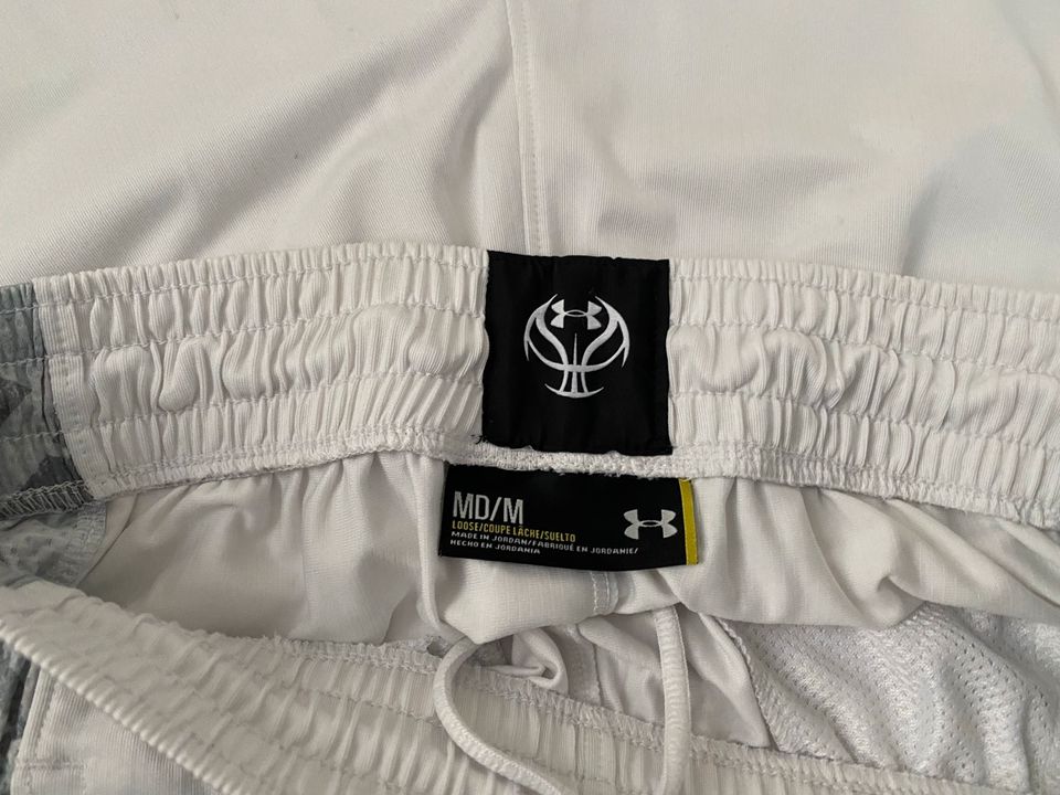 Under Armour Shorts Herren kurze Hose in Riegelsberg