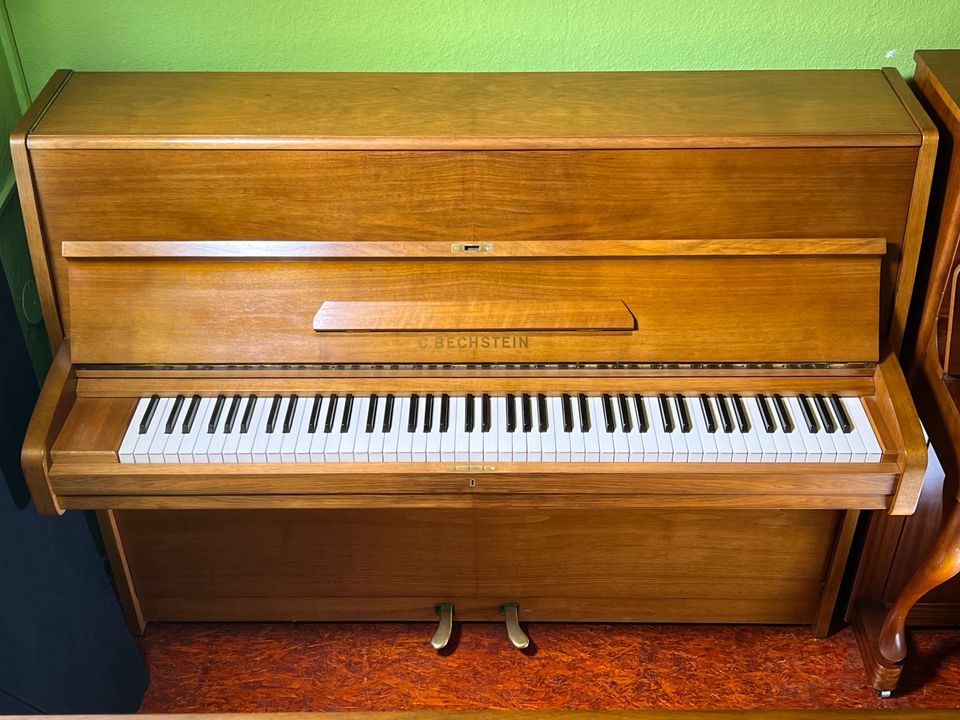 C. Bechstein Klavier 118 Nussbaum, satiniert in Ahrensburg