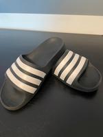 Adiletten Adidas Badelatschen Kinder Gr. 33 Niedersachsen - Brietlingen Vorschau