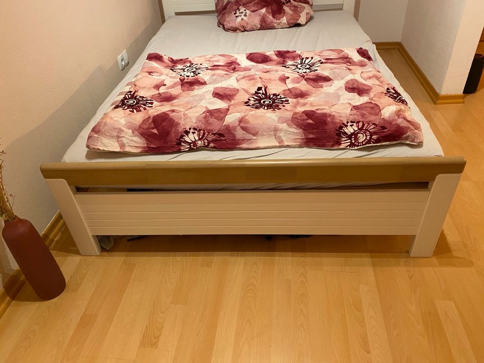 Bett mit Matratze und Rollrost 140 x 200 in Traunstein