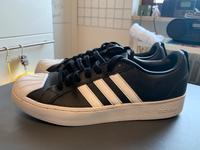 Adidas Sneaker aus Leder, Größe 45 1/3 Bayern - Sinzing Vorschau