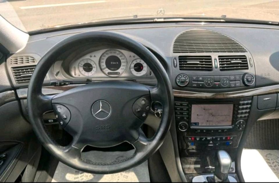 Mercedes-Benz E240 Avantgarde, MB Scheckheftgepflegt, TÜV Neu! in Gütersloh