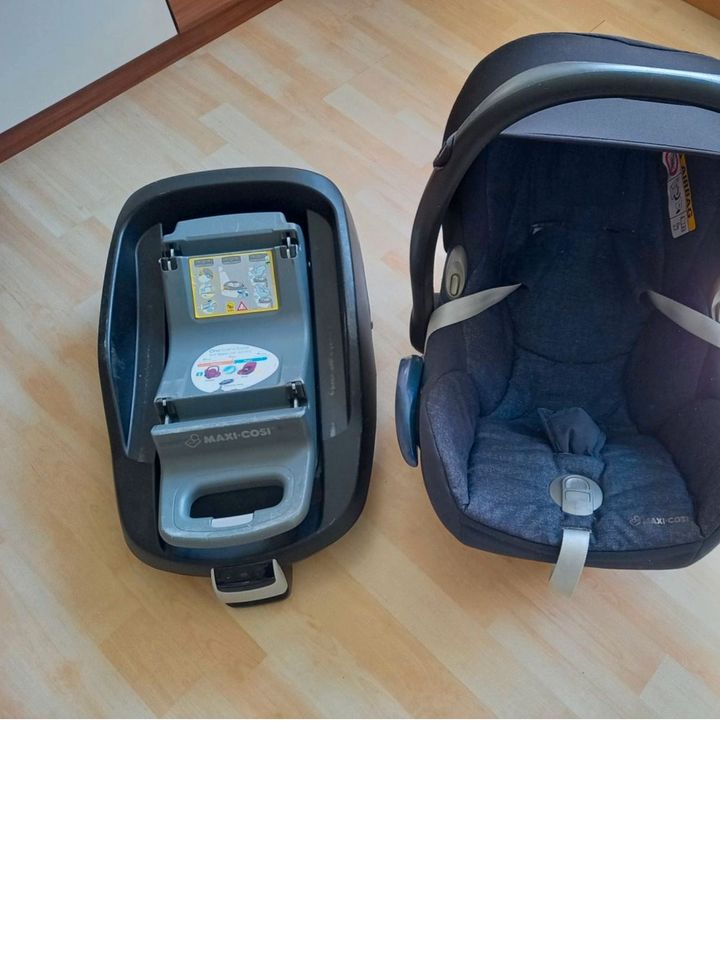 Maxi Cosi Babyschale mit Isofix Station in Weißenberg