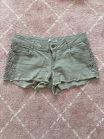 Graue Hotpants mit Blumenapplikationen Hessen - Dreieich Vorschau