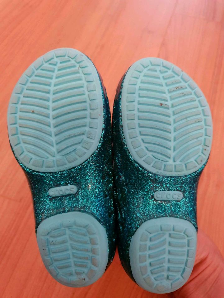 Crocs Schuhe Größe C7 23- 24 Kinderschuhe blau glitzern in Minden