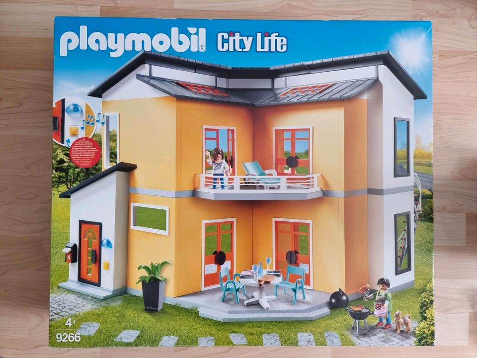 Playmobil 9266 Wohnhaus City Life + Zusatz Etage + Möbel + Pool in Brandis