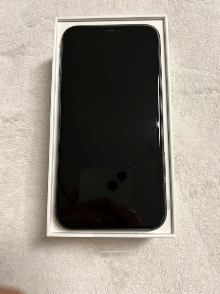 Apple IPhone 11 • (sehr) gut • Black • 64 GB + Zubehör geschenkt in Unterschleißheim