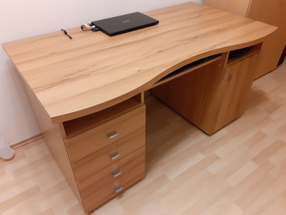 Hochwertiger Schreibtisch Computertisch in Buche ca. 145 x 78cm in Herrenberg