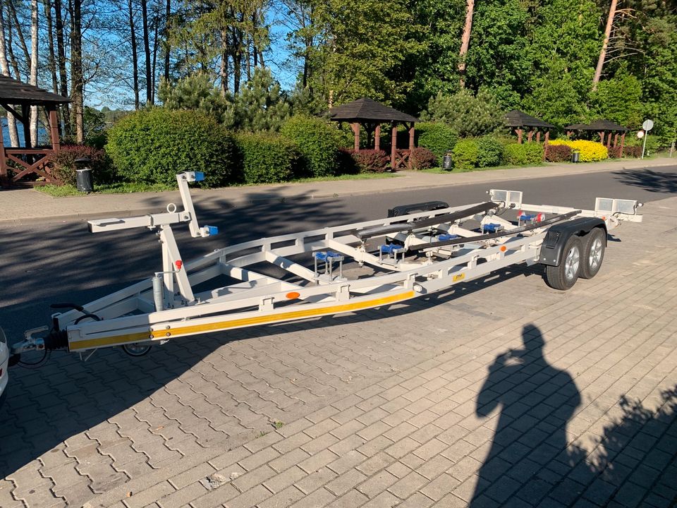 Bootstrailer Bootsanhänger Anhänger Trailer Boot 3500kg 9m BJ2018 in Hamburg