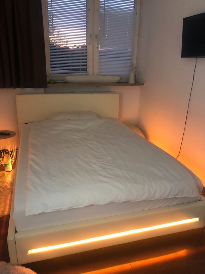 Led Bett mit Lattenrost und Matratze in München