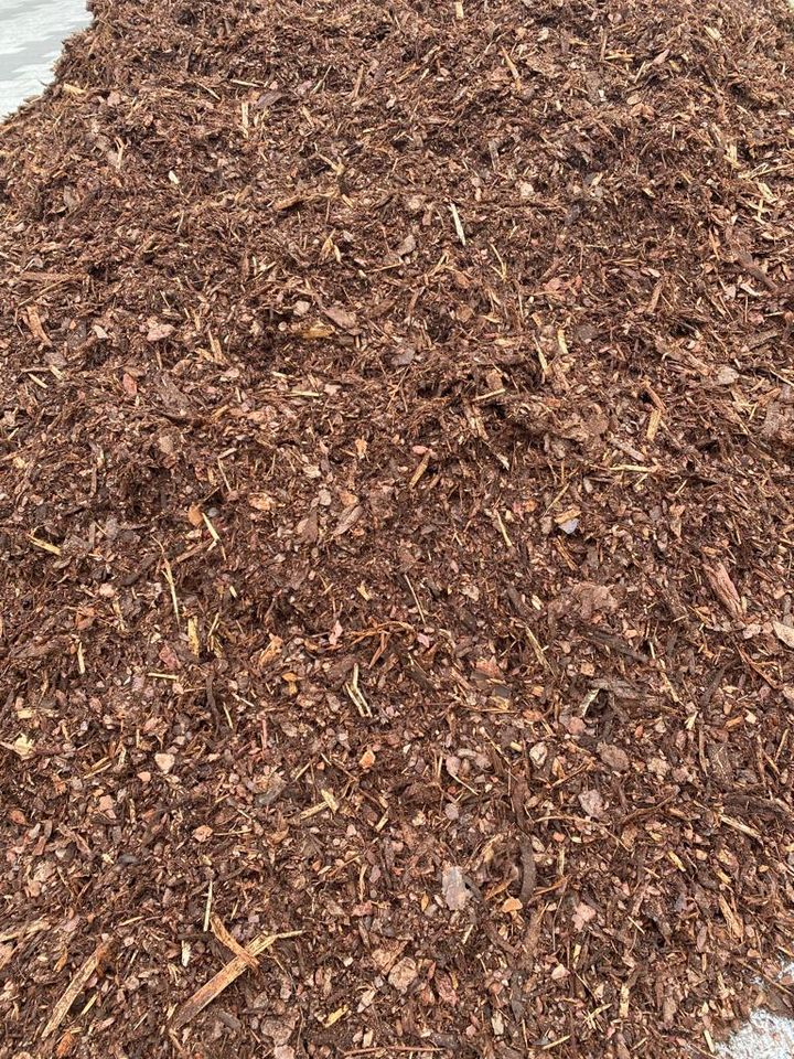 Rindenmulch Hackschnitzel Blumenbeet Garten Holzhäcksel Rinde LKW in Oschersleben (Bode)