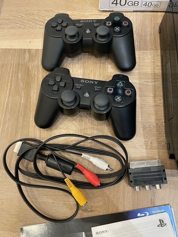 Sony Playstation 3 inkl. 2 Controller und 11 Spiele in Ratingen