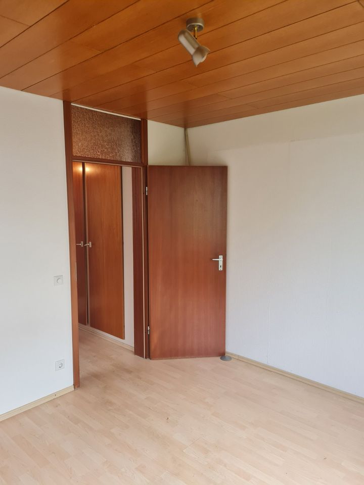 Schöne, zentrale 3-Zimmer Wohnung mit Südbalkon + TG Stellplatz in Leonberg