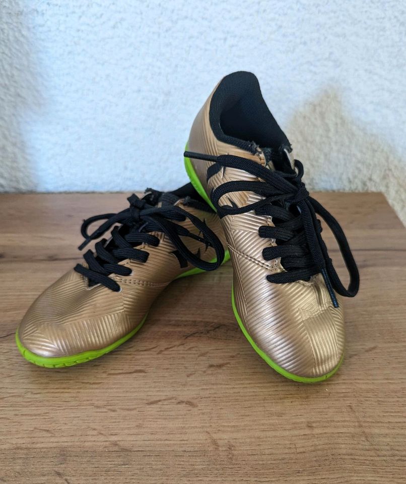 Adidas Turnschuh gold gr. 28/29 in St. Georgen