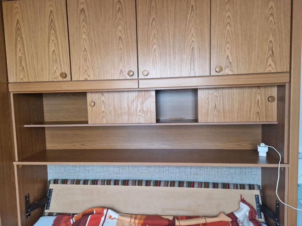 Schrank mit integriertem Bett und Couch in Garbsen