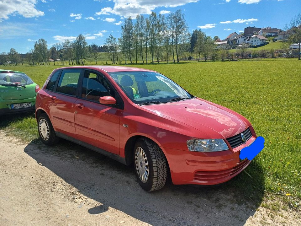 Fiat Stilo in Rot an der Rot