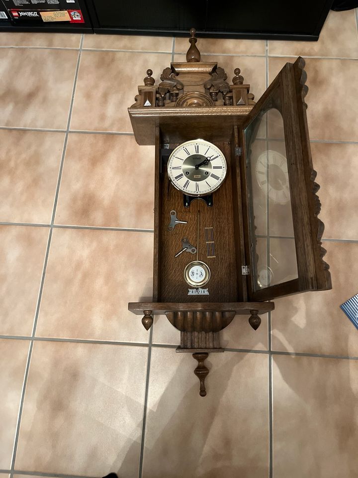 Antike Uhr in braun. in Düsseldorf