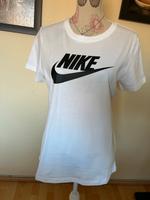 Nike Shirt neu und ungetragen Größe M Niedersachsen - Helmstedt Vorschau