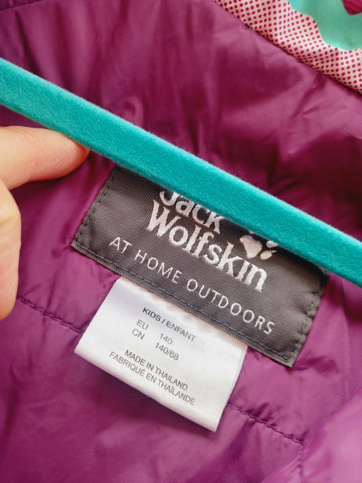 Jack wolfskin mädchen regenjacke gefüttert 140 super Zustand in Frankenthal (Pfalz)